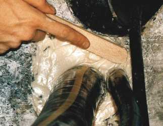 Spachtelmasse zu Abdichtung von Hauseinfuehrungen 