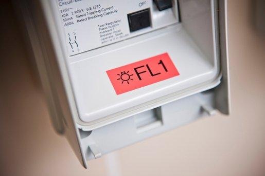 Schriftbandkassette TZe-451 schwarz auf rot 24mm 8m 