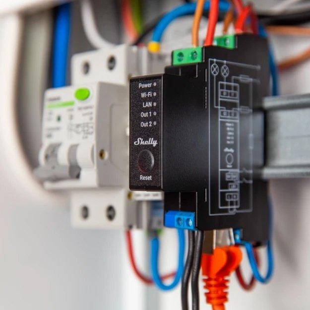 Professionelles 2-Kanal-Relais mit WLAN- LAN- und Bluetooth-Anschluss. 